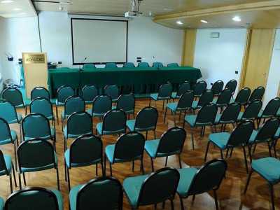 Il �nuovo� Leon d�Oro riscosse subito un grande successo. Si trattava dell�albergo pi� moderno del centro cittadino, dotato anche di una spaziosa sala congressi adatta a ospitare convegni e meeting internazionali